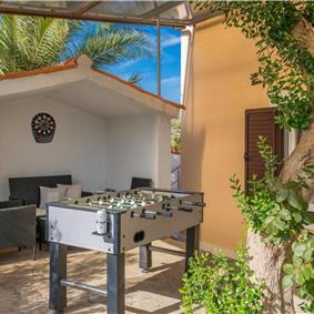 6 bedroom villa with pool in Milna, Brac Island sleeps 11